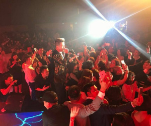 Khán giả vây quanh ôm hôn động chạm quá nhiều, Đàm Vĩnh Hưng viết 'tâm thư' gửi 'ông bà chủ hay mướn em hát'
