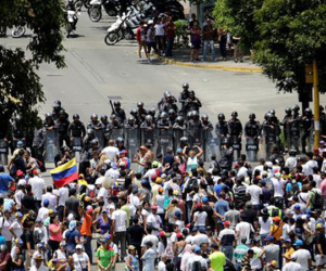Mất điện sang ngày thứ ba, biểu tình lớn chực chờ Venezuela
