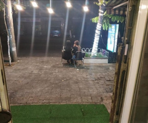 MXH tranh cãi chuyện hai chị gái mải tâm sự, ngồi như mọc rễ ở quán cafe bị nhân viên chụp ảnh rồi 'khẩu nghiệp'