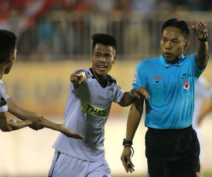 Trọng tài V-League bị treo còi vì ngó lơ phạt đền cho HAGL