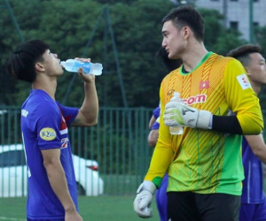 Văn Lâm gửi lời chúc mừng cực dễ thương tới Công Phượng sau màn ra mắt K-League