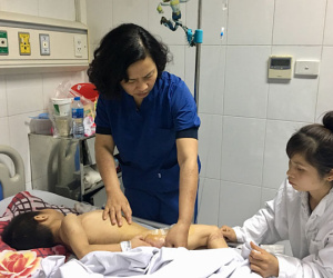 Bé trai bại não bị 4 con chó nhà cắn nát vùng sinh dục