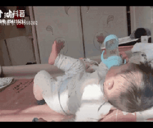 Chỉ nằm ôm bình uống sữa, cậu bé khiến dân mạng phát cuồng vì bộ dạng 'thú vui tao nhã' của mình