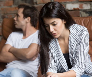Chồng tôi đưa cho người yêu cũ của anh 20 triệu và cáu gắt hỏi tôi: 'Nếu người yêu cũ của em rơi vào hoàn cảnh như thế em có cưu mang không?'