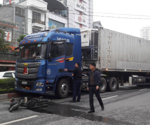 Người đàn ông chở đá lạnh lúc rạng sáng bị xe container kéo lê, cán tử vong