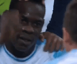 Sau màn selfie ngay trên sân, Balotelli lại gây bão khi oẳn tù tì ăn mừng bàn thắng