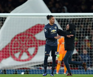 Smalling bị CĐV Arsenal xông vào sân trêu tức