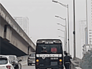 Video: Xe khách ngang nhiên phạm luật, bắt khách dọc đường