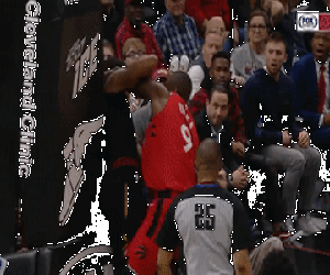 Cầu thủ NBA lao vào đánh nhau như phim võ thuật