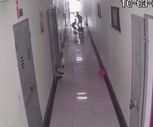 Clip: Chơi xe lắc trong hành lang chung cư vào giữa trưa, 2 bé trai bị người hàng xóm tầng dưới tung 'cú tát trời giáng'