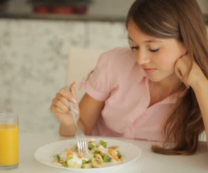 Cô gái 18 tuổi mắc bệnh gan nhiễm mỡ chỉ vì kiêng ăn một chất quan trọng trong bữa ăn hàng ngày