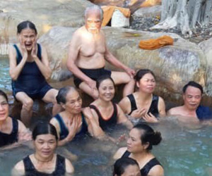Cụ ông 92 tuổi bao vợ cùng 16 người con đi Đà Lạt - Nha Trang, các cháu chỉ được ở nhà hóng ảnh