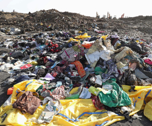 Di vật của nạn nhân máy bay Ethiopia vỡ nát, la liệt trên nền đất