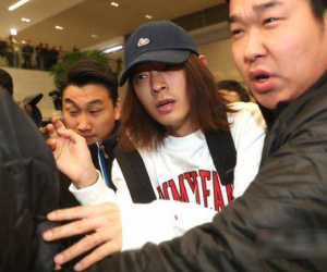 Khung cảnh hỗn loạn Jung Joon Young bị phóng viên bao vây khi về nước: Nhìn là biết dư luận Hàn Quốc phẫn nộ cỡ nào!