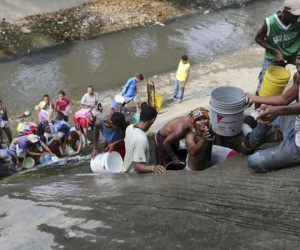 Người Venezuela hứng nước từ cống vì cúp điện
