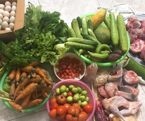Nhìn 'gia tài thức ăn' trong thùng xốp mẹ đùm dúm cho con gái từ quê lên thành phố ăn học, đầy thương yêu mà sống mũi cay