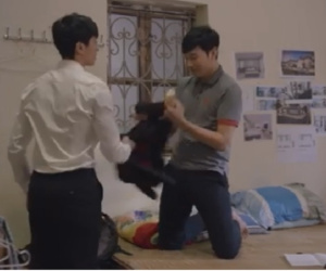 Những cô gái trong thành phố: Tùng nâng niu chiếc áo được 'quý bà' tặng, Mai dẫn người mua con về thăm quê