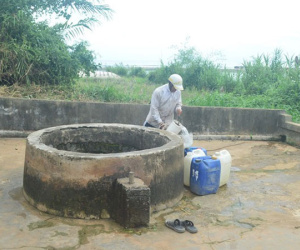Sang nhà hàng xóm chơi, bé gái 2 tuổi rơi xuống giếng tử vong