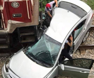 Tàu hỏa đâm ôtô chở người đi ăn cưới ở Hải Dương, 2 người tử vong