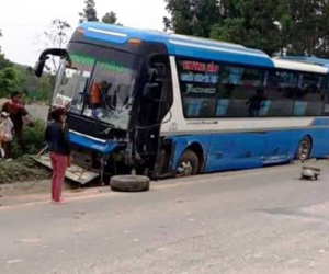 Tông trực diện xe khách, tài xế ôtô 7 chỗ tử vong trong xe biến dạng