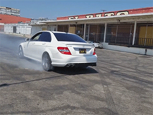 Video: Bố dạy con trai 9 tuổi ‘đốt lốp’ Mercedes-Benz C63 AMG gây tranh cãi