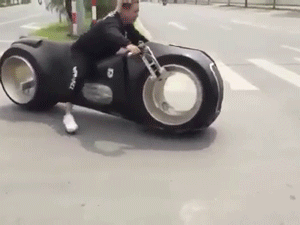 Video: Siêu mô tô Tron light cycle lần đầu tiên lăn bánh trên đường phố Việt Nam