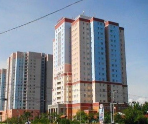 Bất cẩn trong lúc vui chơi, một em bé rơi từ chung cư xuống đất tử vong