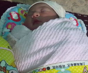 Bé gái sơ sinh bị bỏ bên bãi rác
