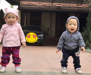 Cận cảnh 'cuộc chiến không cân sức' trong gia đình có con sinh đôi, dân mạng xem xong chỉ biết cười lăn lóc