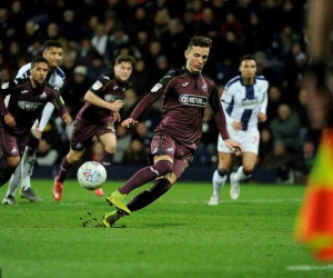 Cầu thủ Swansea gây bão vì pha đá penalty không thể tệ hơn