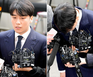 Clip Seungri chính thức trình diện để thẩm vấn: Vẫn đi xe sang nhưng tiều tuỵ hẳn, mắt đỏ rưng rưng xin lỗi nạn nhân