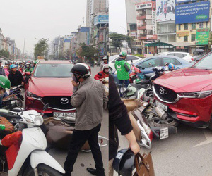Hiện trường tai nạn xe Mazda đâm liên hoàn nhiều xe máy, tài xế nghi là nữ