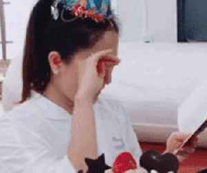 Khánh Thi rơi nước mắt khi được tổ chức sinh nhật bất ngờ, nhưng biểu cảm của Phan Hiển mới đáng chú ý