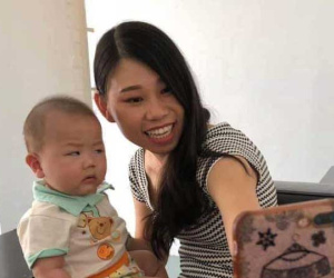 Mẹ đòi chụp ảnh tự sướng, phản ứng ra mặt của cậu nhóc khiến dân mạng nhấn like 'rần rần'