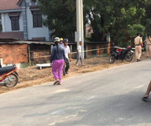 Phát hiện người phụ nữ tử vong bên cạnh xe máy, ở gần đường lớn đông dân cư