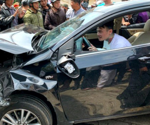 Thanh niên ôm vô lăng lắc lư, nhún nhảy say sưa sau khi tông trúng hàng loạt ô tô, xe máy ở Đà Lạt