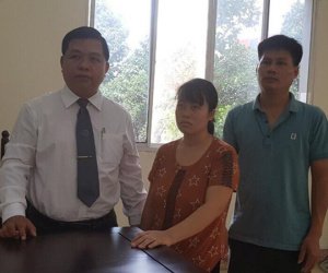 Vụ 2 bé gái chết vì tai nạn, bố mẹ ôm di ảnh cầu cứu khắp nơi: Hoãn phiên tòa, người mẹ khóc ngất