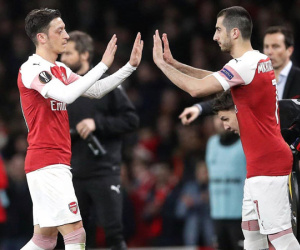 CĐV Arsenal hào hứng với pha 'xâu kim' loại 4 cầu thủ của Oezil