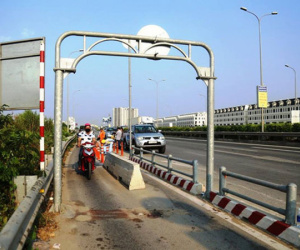 Đoạn bê-tông ở đường dẫn cao tốc gây chết người đã thay bằng cọc tiêu