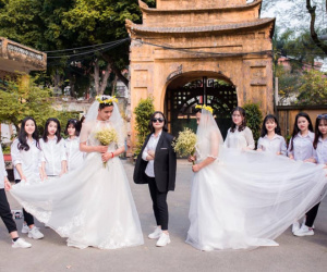Khi lớp có cả tá con gái và chỉ có 2 thằng con trai thì cho ra đời bộ ảnh kỷ yếu 'chất như nước cất' thế này đây