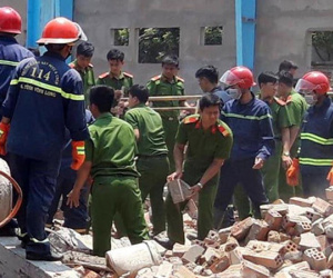 Sập tường nhà kho đang xây dựng, 5 người tử vong