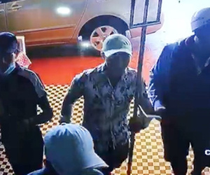 Video Băng nhóm giang hồ vào quán cà phê đâm chém loạn xạ