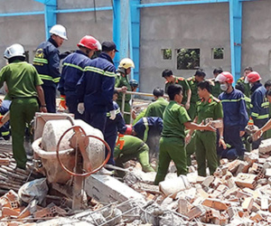 Video: Sập công trình ở Vĩnh Long, 5 người chết