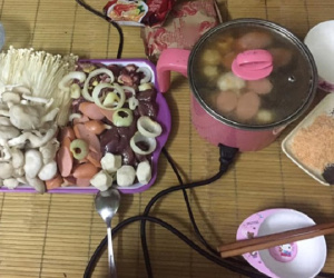Vợ chồng trẻ khoe bữa ăn muộn 'trốn con', ai ngờ dân mạng lại chỉ chú ý đến bộ nồi và bát đĩa cực dễ thương