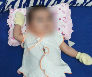 Bé gái sơ sinh bị mẹ bỏ rơi được chủ tịch phường nuôi dưỡng, sau 2 tháng có người tự nhận là bố xin đón về
