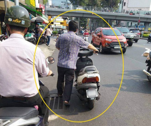 Nhói lòng với chuyện vợ chồng trẻ vội đưa con đi khám giữa trời nắng, lỡ đâm xe bị ông chú ép đền 3 triệu