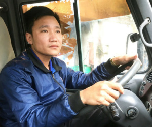 'Thấy cháu chạy qua đường, tôi chỉ kịp đạp phanh, bẻ lái...'