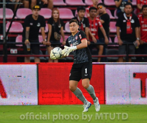 Văn Lâm tiếp tục bắt chính, Muangthong United thắng nghẹt thở trên sân khách
