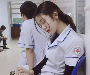 Nữ điều dưỡng gây 'sốt' MXH vì tấm ảnh ngủ gật, nhưng thông tin về cô khiến nhiều người hụt hẫng