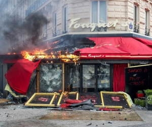 Phe 'Áo vàng' đập phá, đốt các cửa hàng sang trọng ở Paris